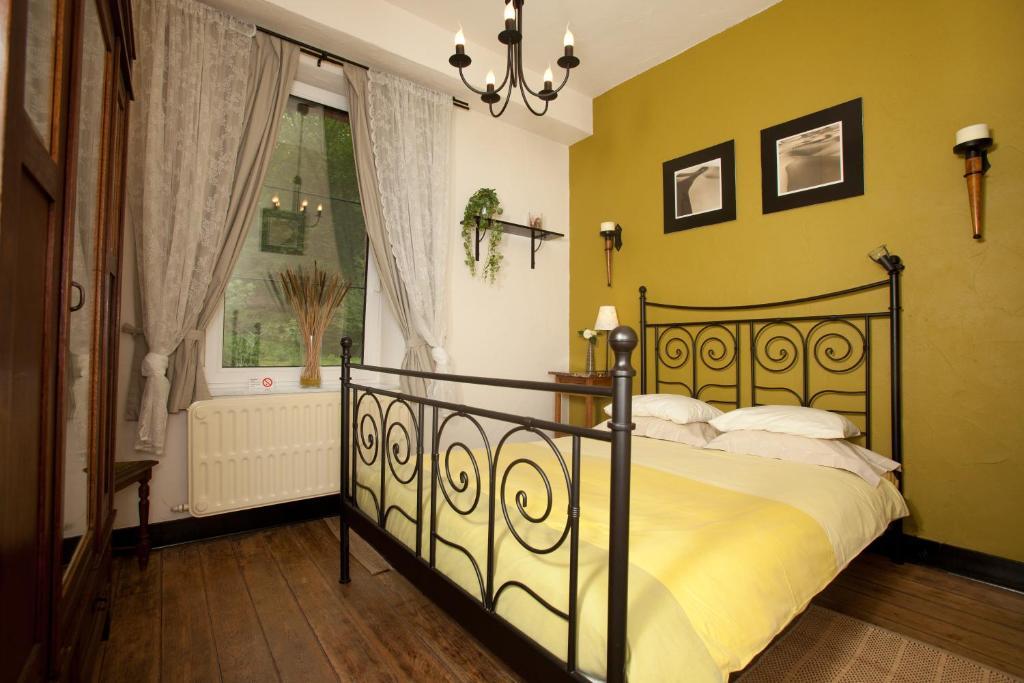 B&b-restaurant Porte De La Lienne Bed & Breakfast